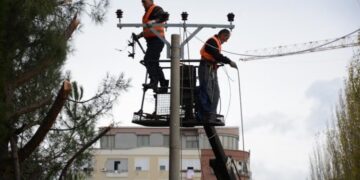 Reshjet e dendura të shiut ‘bënë namin’ në vend, reagon OSHEE: Ja qytetet që kanë probleme të theksuara me furnizimin e energjisë