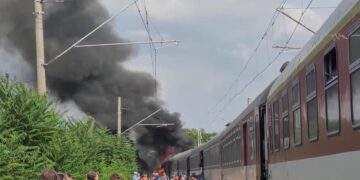 Aksident i rëndë, autobusi përplaset me trenin, raportohet për të vdekur