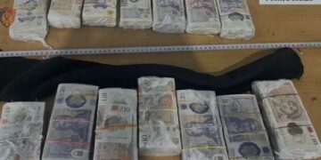 Kapet karrotreci nga Britania me 111 mijë paund në Portin e Durrësit, shoferi nën hetim, dyshohen para krimi