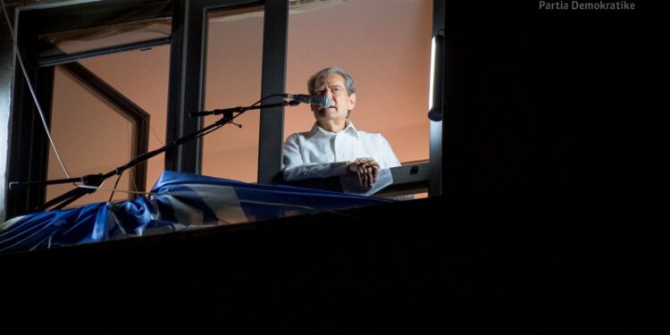 “Të përballemi dhëmb për dhëmb me mafien kriminale”, Berisha thirrje qytetarëve: Ngrihuni në protesta, mos pranoni që vendi të sundohet nga mafia