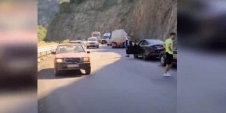E rëndë, masivi shkëmbor bie mbi makinë, raportohet për të plagosur në afërsi të Shkallës së Tujanit