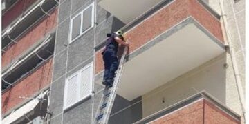 Mbeti aksidentalisht vetëm në banesë, shpëtohet foshnja 6 muajshe në Berat