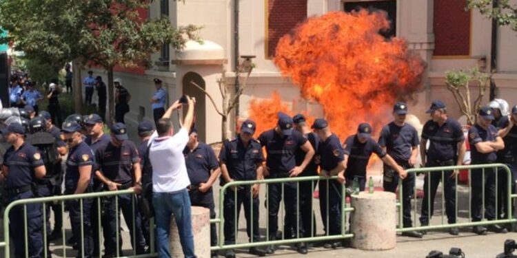 “Drejtorët e arrestuar nga SPAK” ,VOA: Sërish protestë para bashkisë