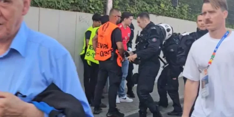 Policia gjermane arreston tifozin shqiptar pak minuta para startit të sfidës, në hyrje të stadiumit