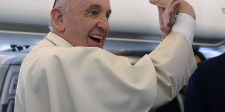 Përballja Shqipëri-Spanjë, Papa Francesku bën simbolin e shqiponjës me duar