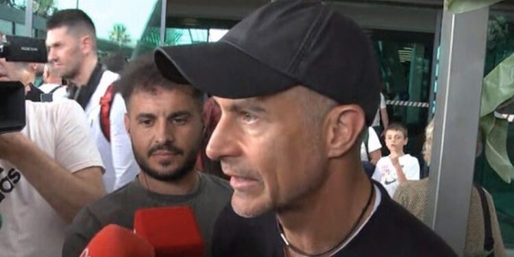 Kombëtarja mbërrin në Rinas ,Trajneri Sylvinho falënderon tifozët: Mbështetja ishte e pabesueshme, ishim më shumë se gjermanët