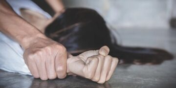 Dhunoi barbarisht partneren se nuk pranonte ndarjen, e pëson keq gazetari i njohur