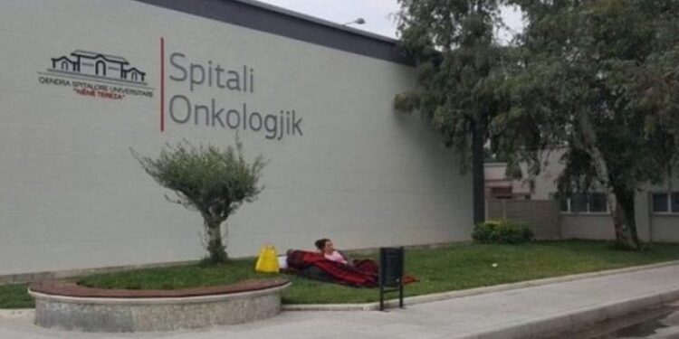 Skandali i spitalit Onkologjik,”Të lutem fut dikë në sistem”, dalin përgjimet e skemës abuzimive, ura lidhëse mes farmacive dhe mjekëve ishte kryeinfermieri: I mbaron punë Naqellari direkt, mos pranoni të bëni asnjë nder