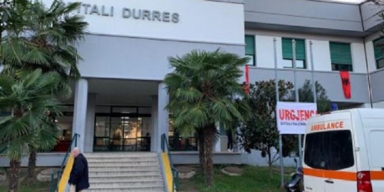 Skandal tek spitali i Durrësit , infermierja luan lojëra në kompjuter, të sëmurët e presin në radhë