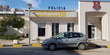 Ushtroi dhunë ndaj babait të tij, vihet në pranga 40-vjeçari në Vlorë