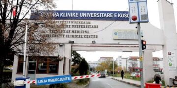 Nëna ndihmoi vajzën 19-vjeçare në lindjen e parakohshme, më pas foshnjen e hedhin në tualet