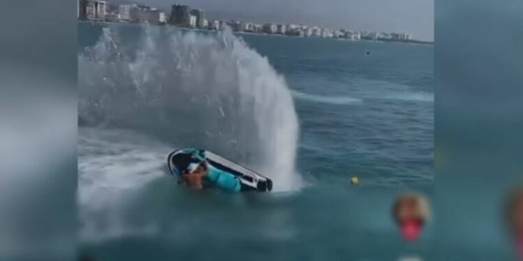 Kryenin manovra të rrezikshme duke rrezikuar jetën e pushuesve, gjobiten dy drejtuesit