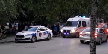 Dy makina përplasen me njëra-tjetrën, dëmtohet i moshuari që po pushonte në lulishte