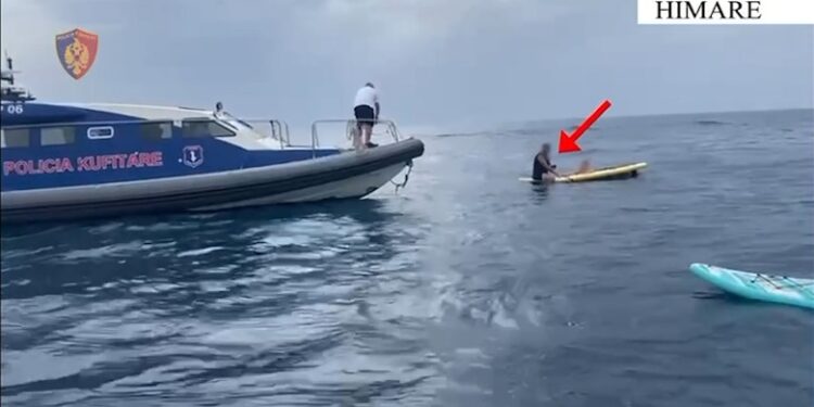 Ra nga mjeti lundrues dhe rrezikoi të mbytej, Policia shpëton 23- vjeçarin