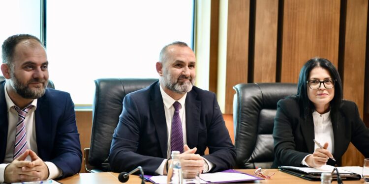 Ministri Ulsi Manja, takim me delegacionin amerikan/ Diskutime mbi ecurinë dhe sfidat e drejtësisë së re në Shqipëri