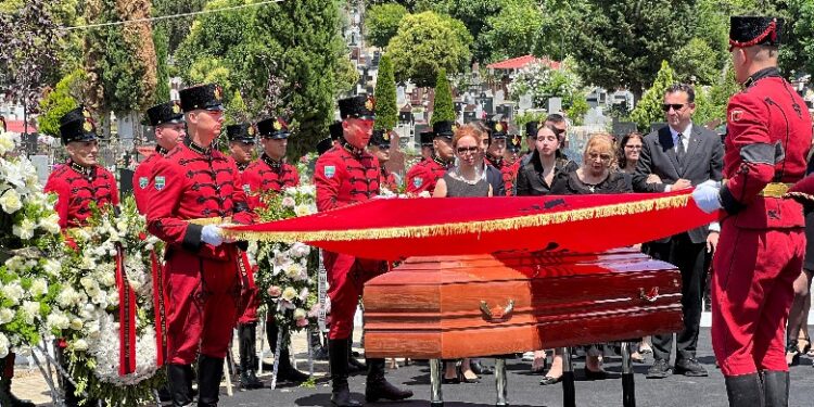 Fjalimet e dy vajzave të Ismail Kadaresë pranë varrit të tij: Homazhi më i mirë është të lexojmë veprat e tij