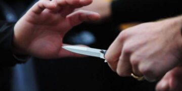 Vjehrri plagos me thikë dhëndrin, arrestohet nga policia