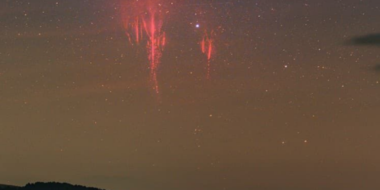 “Rrufeja e kuqe”, fenomeni i rrallë habit qytetarët, ja çfarë thonë ekspertët