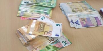 Tentuan të nxirrnin rreth 84 mijë euro të padeklaruara nga Hani i Hotit, kapen mat dy polakët