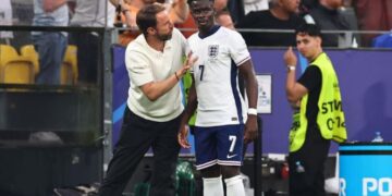 Penallti dhe gol, reagon Anglia, spektakël në Dortmund