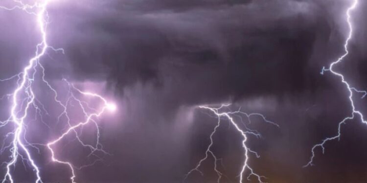 ‘Çmendet’ moti në këtë vend, rrufeja ‘bën namin’, 38 persona humbin jetën