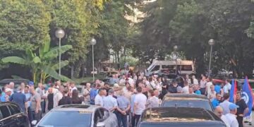 Protestuesit grumbullohen para selisë së PD, më pas do t’i drejtohen Bulevardit “Dëshmoret e Kombit”