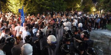 Përplasje mes protestuesve dhe policisë tek bashkia, plagoset një efektiv