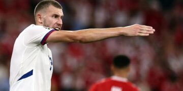 Kuqezinjtë e Milan “piketojnë” mbrojtësin e së ardhmes, pranë firmës me lojtarin serb