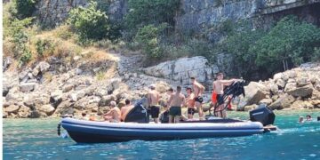 Ky është momenti kur pushuesi përplaset nga gomonia në gjirin e Karaburunit