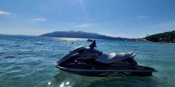 Humbi kontrollin e mjetit lundrues që kishte marrë me qira, 33-vjeçari përfundon në spital