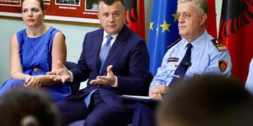 Fushata “Bashkohu me Policinë” në Tiranë, Balla fton maturantët të vijojnë studimet në Akademinë e Sigurisë