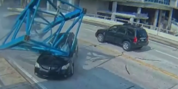 ‘E tmerrshme’, I ra vinçi mbi makinë, shpëton mrekullisht shoferja