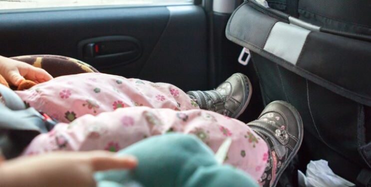 Babai harron fëmijën në makinë, foshnja asfiksohet dhe humb jetën