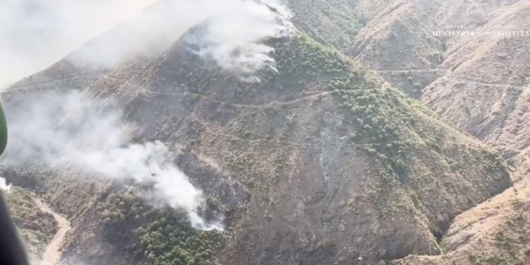 4 vatra zjarri në vendin tonë, Ministria e Mbrojtjes: Forcat operacionale dhe helikopterët në terren
