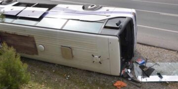 Përmbyset autobusi plot me pasagjerë, plagosen rëndë 45 persona