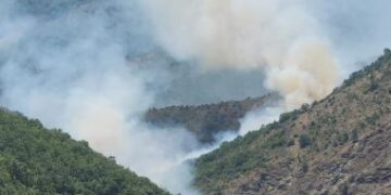 U shuan disa orë më parë, riaktivizohen vatrat e zjarrit në Shkopet dhe rrezikohen disa banesa