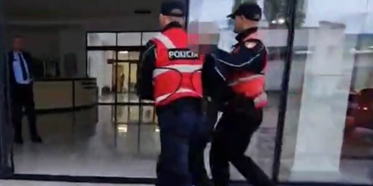 Plagosi me gërshërë 24-vjeçarin pas një konflikti, i riu përfundon në prangat e policisë