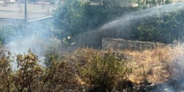 Vatër zjarri në Gjirokastër, rrezikohen dy banesa