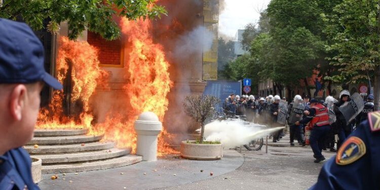 Protesta e opozitës përpara Bashkisë së Tiranës, policia njofton rrugët që bllokohen