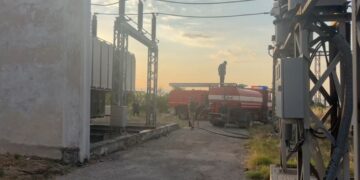 Zjarr në lagjen 18 në Korçë, digjet nën stacioni elektrik. Zjarrfikësja dhe ekipet e OSHEE në vendngjarje