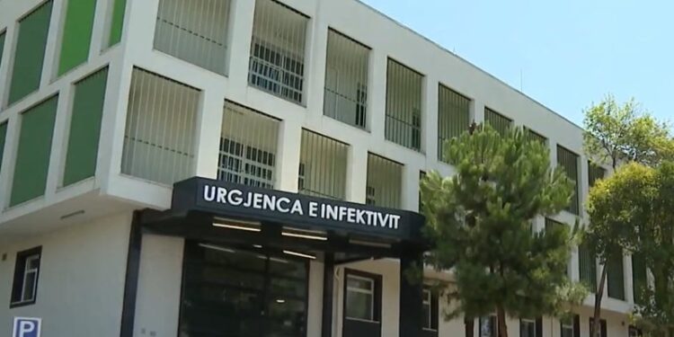 Helmimet nga vapa/ Çdo ditë rreth 50 persona përfundojnë në spital, mjekja: Kujdes me ushqimet!