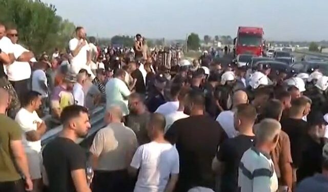 Protesta në aksin Thumanë- Kashar, përplasje fizike mes policisë dhe banorëve