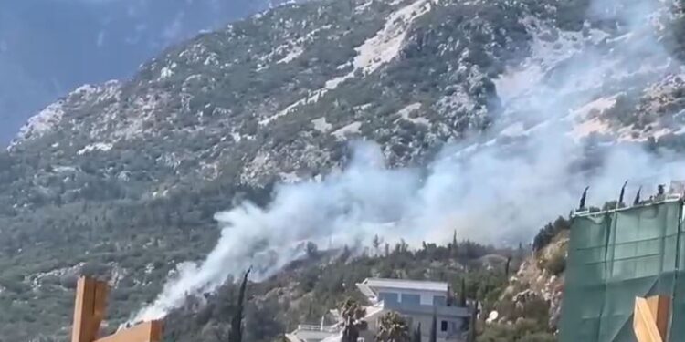 Zjarr në Dhërmi , era e fortë shtyn përhapjen e flakëve