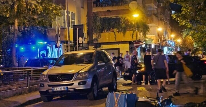 Aksident i rëndë në vend, makina përplas motoristin shpërndarës, zbardhen detajet