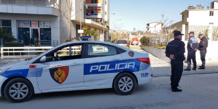 Vlorë , punonjësi i policisë aksidenton këmbësorin , si paraqitet gjendja e të aksidentuarit