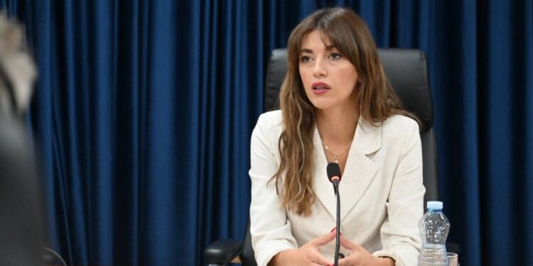 Ministrja Haxhiu: Informacionet për Faton Hajrizin dhe vrasjen e tij janë kundërthënëse! Ministrja Haxhiu: Informacionet për Faton Hajrizin dhe vrasjen e tij janë kundërthënëse!