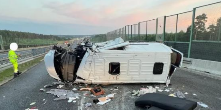 Aksident i frikshëm , autobusi plot me pasagjerë bëhet copash, raportohet për të plagosur