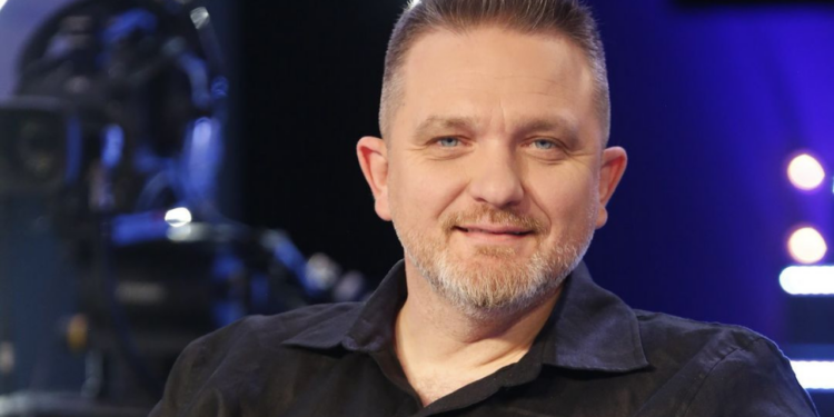 Julian Deda poston foton e ëmbël me nënën e tij: Dashnija e familjes, vetëm buzëqesh