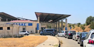 Radhë kilometrike në dalje të Qafë-Botës, turistët presin prej dy orësh nën 40 gradë