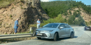 Aksident në Librazhd, makina përplaset me barrierat e hekurit, ja informacionet paraprake